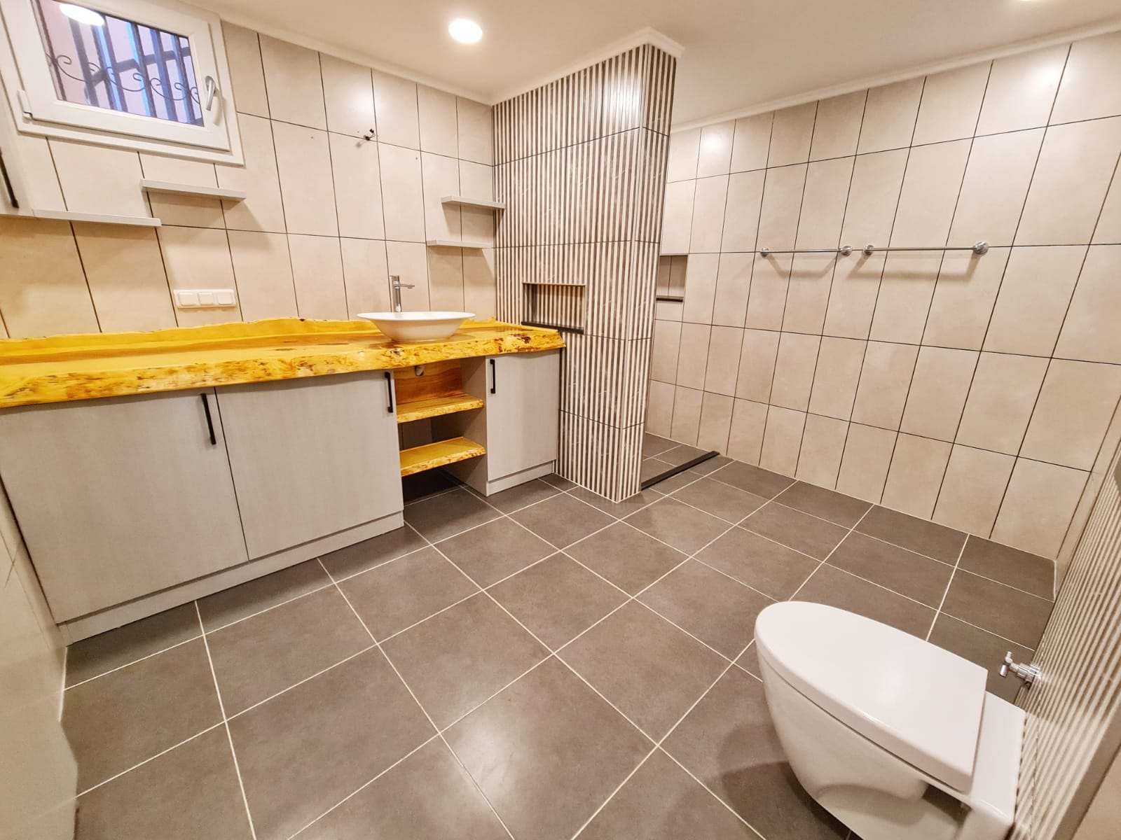 Крупнометражная квартира 2+1 с дизайнерским ремонтом недалеко от моря в Махмутларе, 135 м2. фото 8