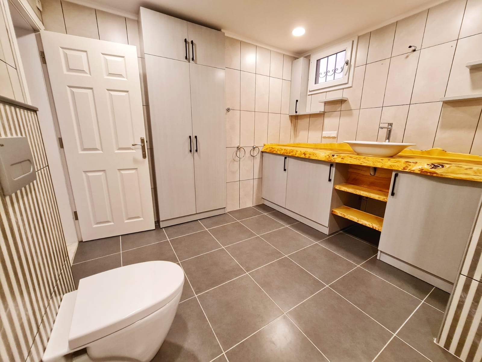 Крупнометражная квартира 2+1 с дизайнерским ремонтом недалеко от моря в Махмутларе, 135 м2. фото 9