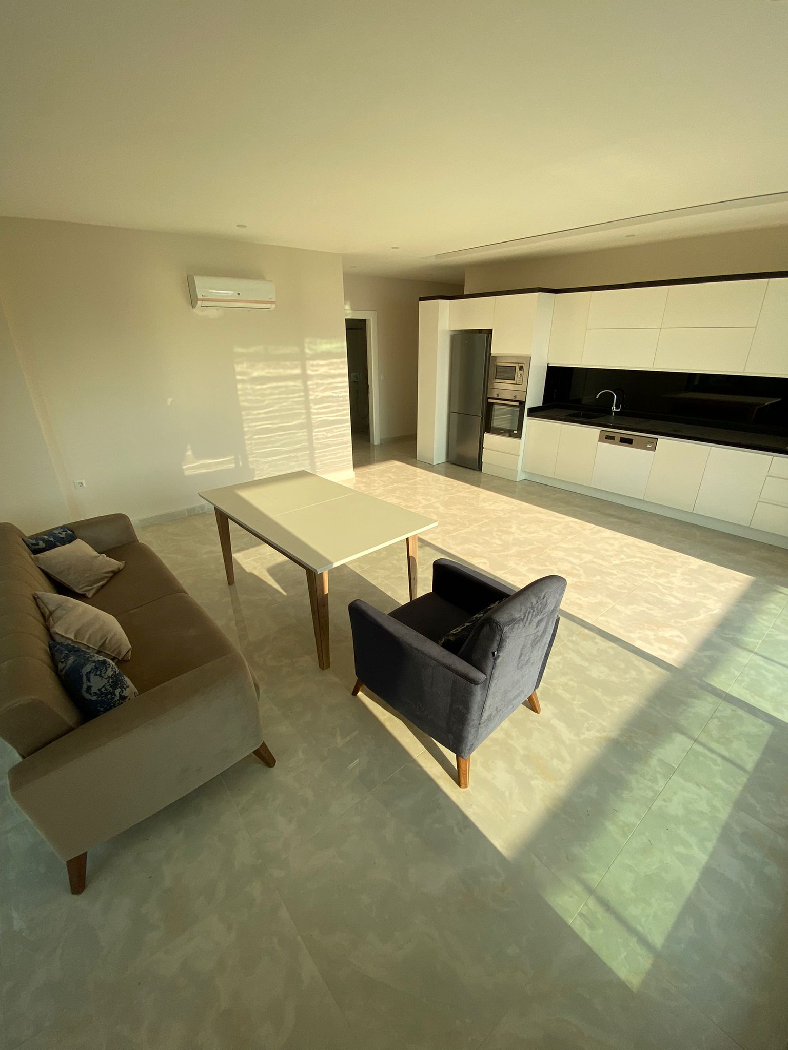 Three-room apartment with a sea view in a complex on the first coastline in the Kargicak area, 115 sq.m. фото 12