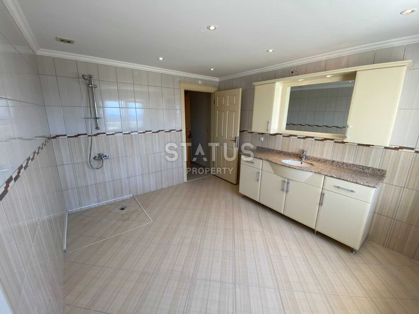 Huge duplex 5+1 – 300 sqm with sea view in Mahmutlar фото 21