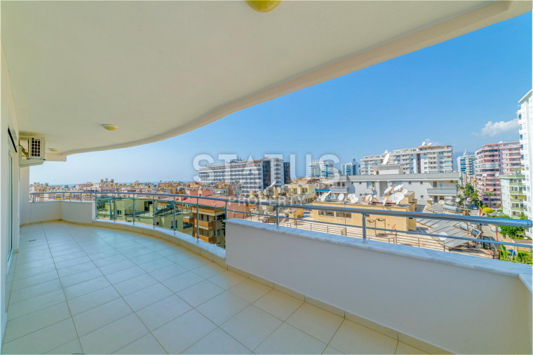 Трехкомнатная квартира с дизайнерским ремонтом и видом на море в районе Махмутлар, 110 кв м. фото 1