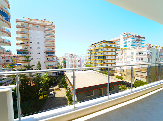 Spacious apartment 1+1 a few steps from the sea in Mahmutlar, 65 m2. фото 5