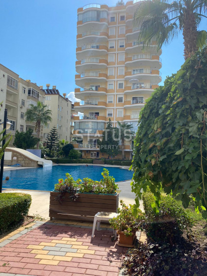 Трехкомнатная квартира в отличном доме! Вид на море и горы! Первая береговая линия! фото 1