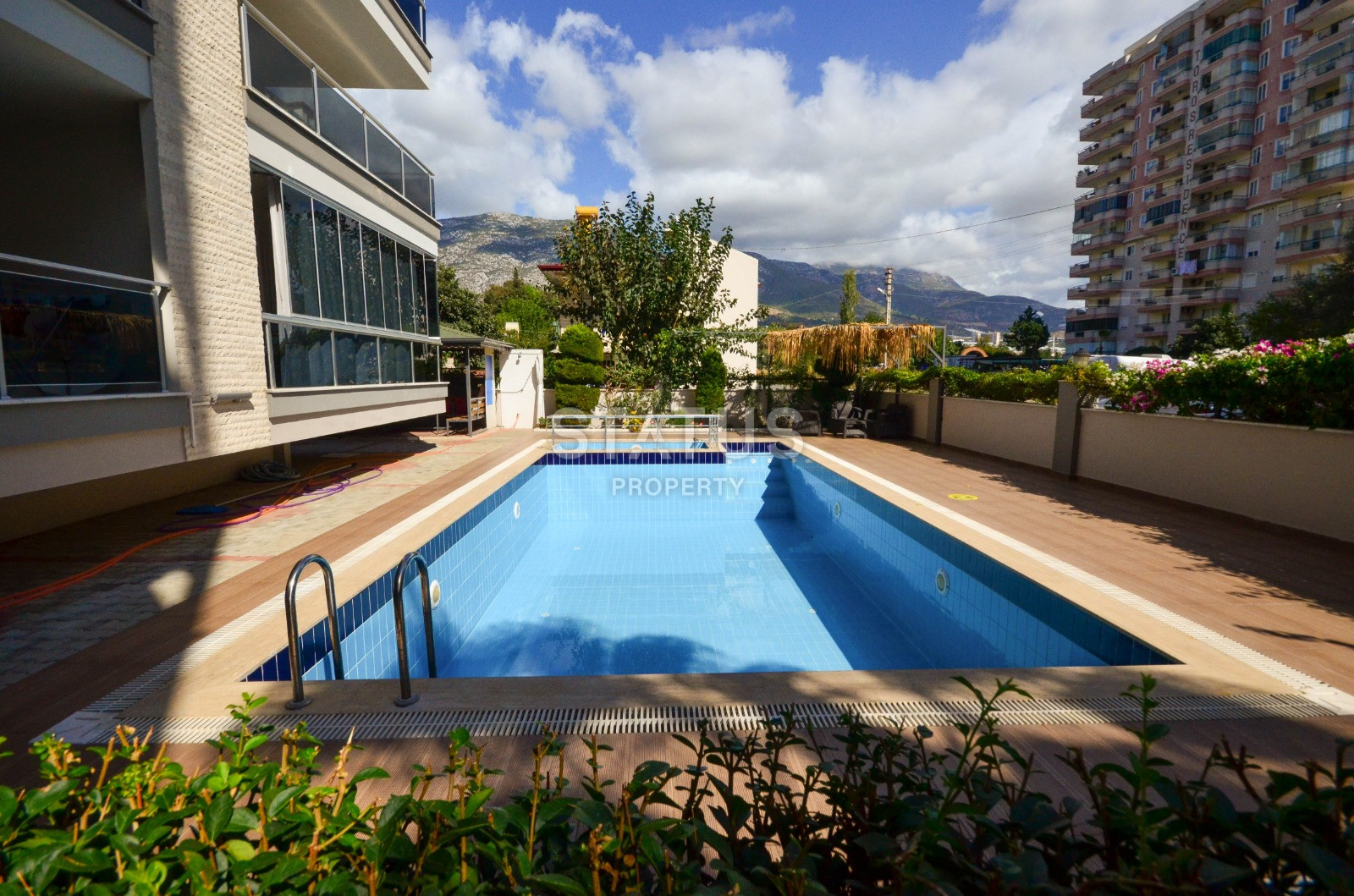 Large apartment 1+1 with mountain views in Mahmutlar, 85 m2. фото 16