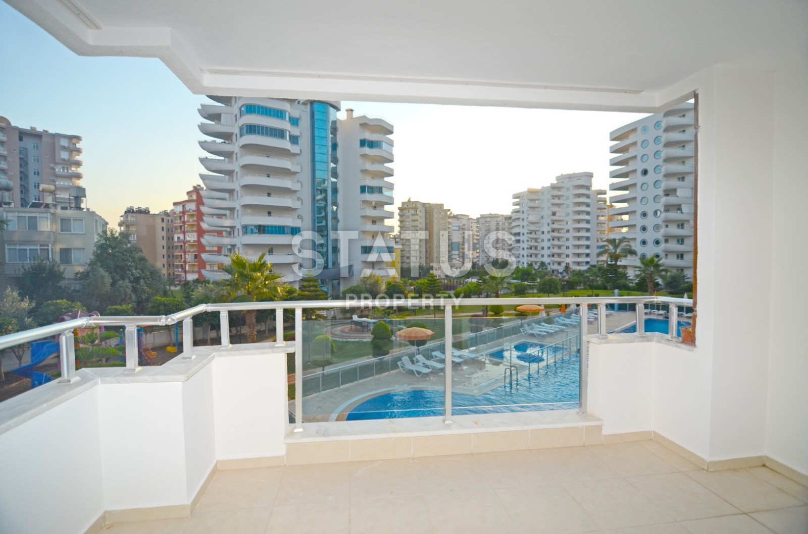 Меблированная квартира в комплексе с открытым и крытым бассейнами. Отличная цена! 65 кв.м. фото 12