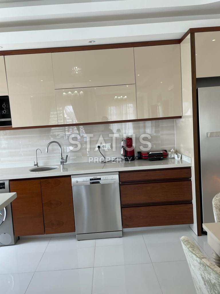 Апартаменты с тремя спальными комнатами в комплексе премиум класса в Махмутларе, полный пакет мебели и техники, вид на море, 145м2 фото 22