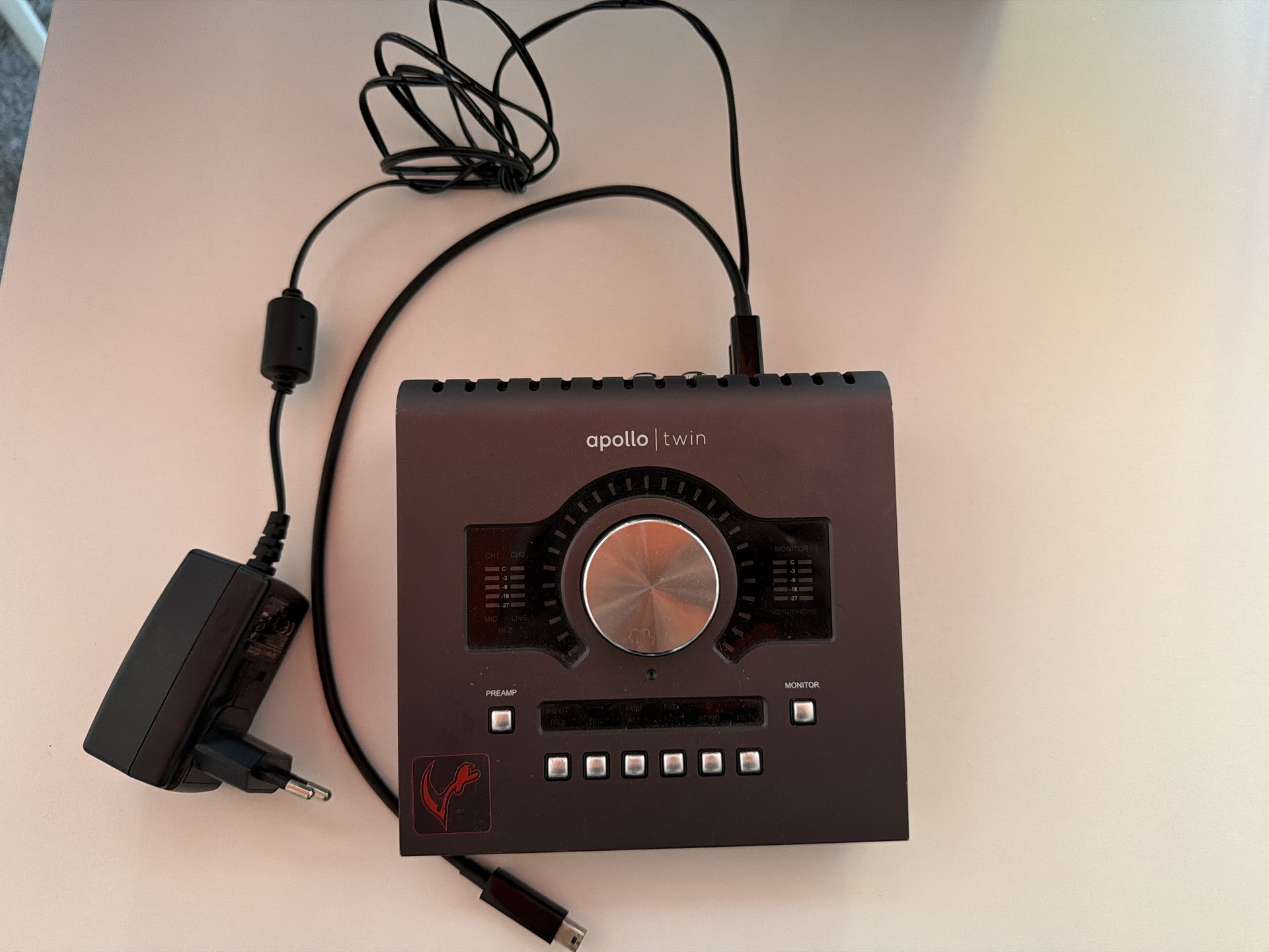 Universal Audio Apollo Twin helikaart koos toiteadapteriga