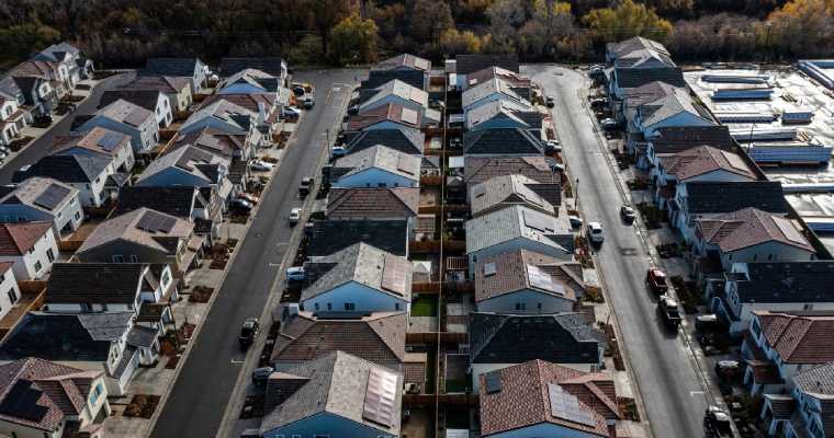US pending home sales rise 2% in October, signaling market strength