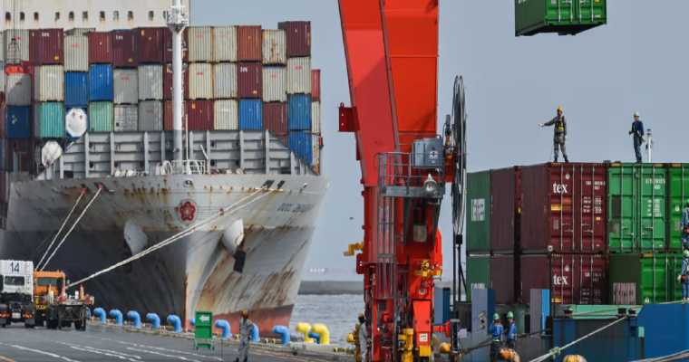 Weak yen boosts Japan&rsquo;s exports by 3.8% in November