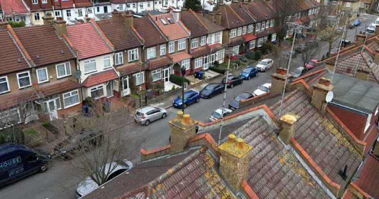 UK house prices drop for the 2nd consecutive month in April