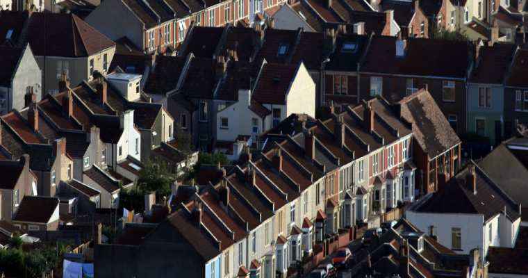UK house prices surge to over &pound;375,000, setting a new record