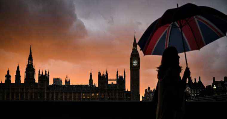 UK economic growth halts in April, adding strain to Sunak's agenda