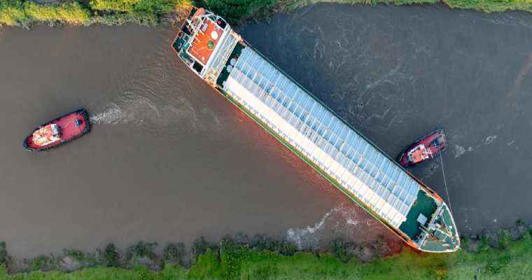 Timber cargo ship causes major river blockage in Cambridgeshire, UK