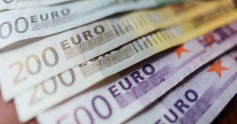 Euro weakens amid talks of ECB rate cuts & economic worries