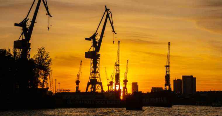 Union Ver.di urges Hamburg port workers to accept new deal