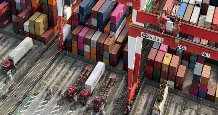China&rsquo;s export growth dips to 2.4% in September, signaling slower global trade