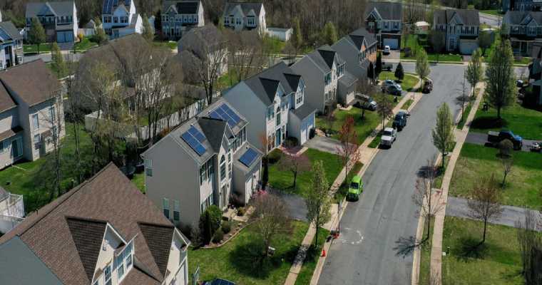 U.S. existing home sales drop to a 14-year low, but prices remain high