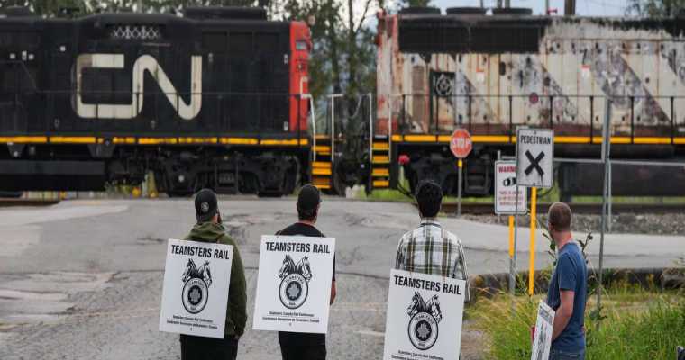 Canadian rail traffic drops in August due to work stoppage disruptions