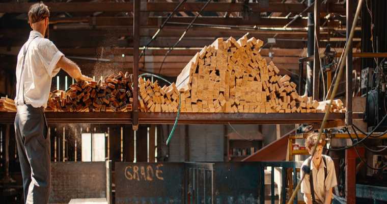 Canada's lumber output rose 2.5% in August, but the yearly decline persists