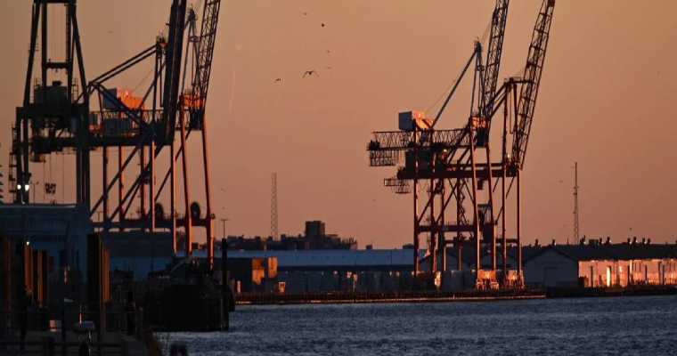 Strike threat persists at US East Coast ports as January 15 contract deadline nears