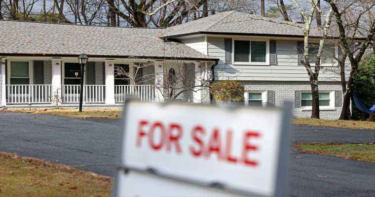 Average US home sale price grew annually by 1.5% for the first time in 5 months