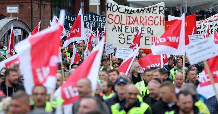 2,500 people's protest erupts over 49.9% sale of HHLA port operator to MSC