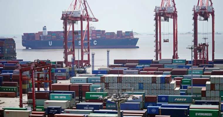 China records 1st annual export drop in seven years