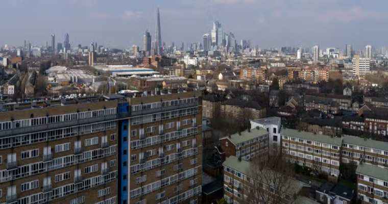 Average UK house price drops to &pound;282,000, down &pound;2,000 from 2023