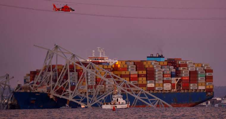 Maersk's "Dali" 10,000 TEU ship crashes into Baltimore bridge