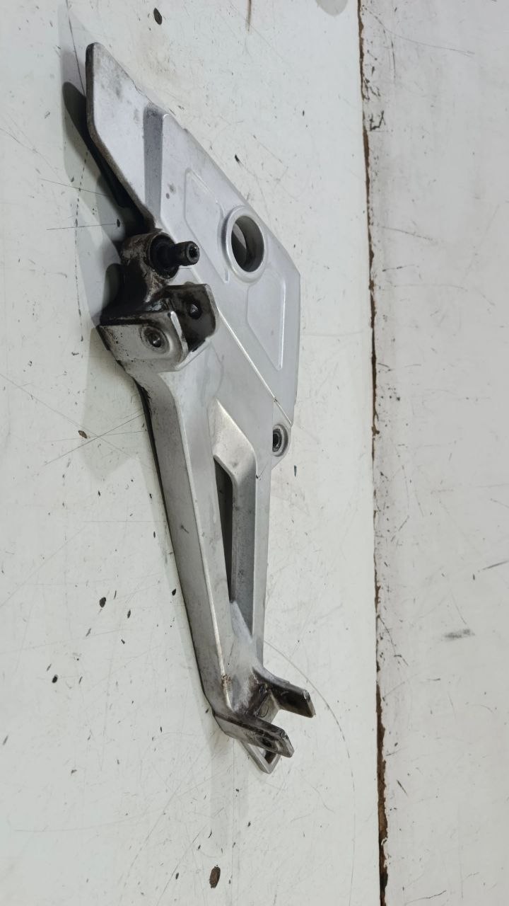 Suporte pedaleira esquerda CB Twister 250 2004/2008 13493 4