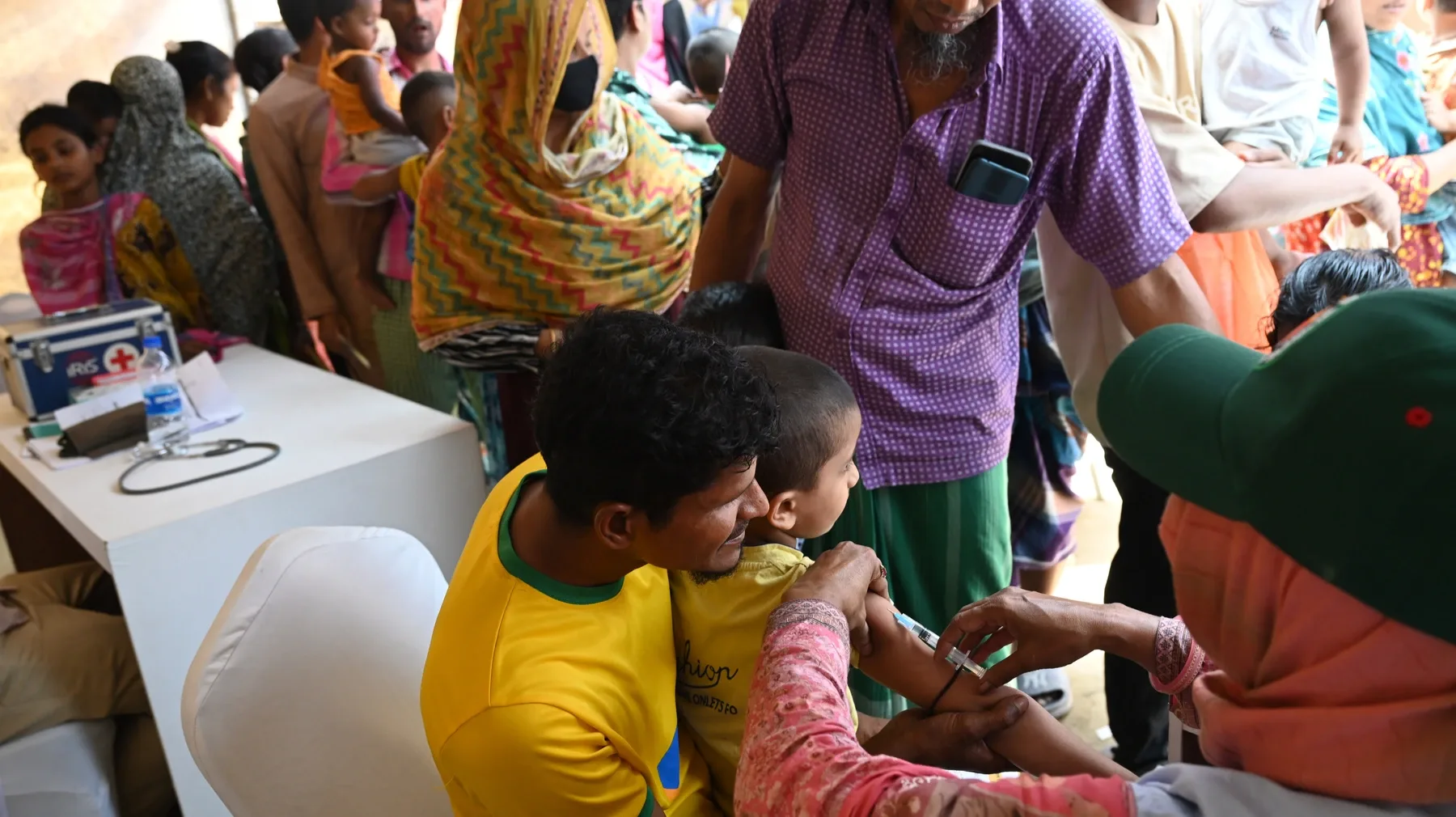 Egy gyermek kanyaró-rubeola vakcinát kap egy védőoltási kampány során Bangladesben