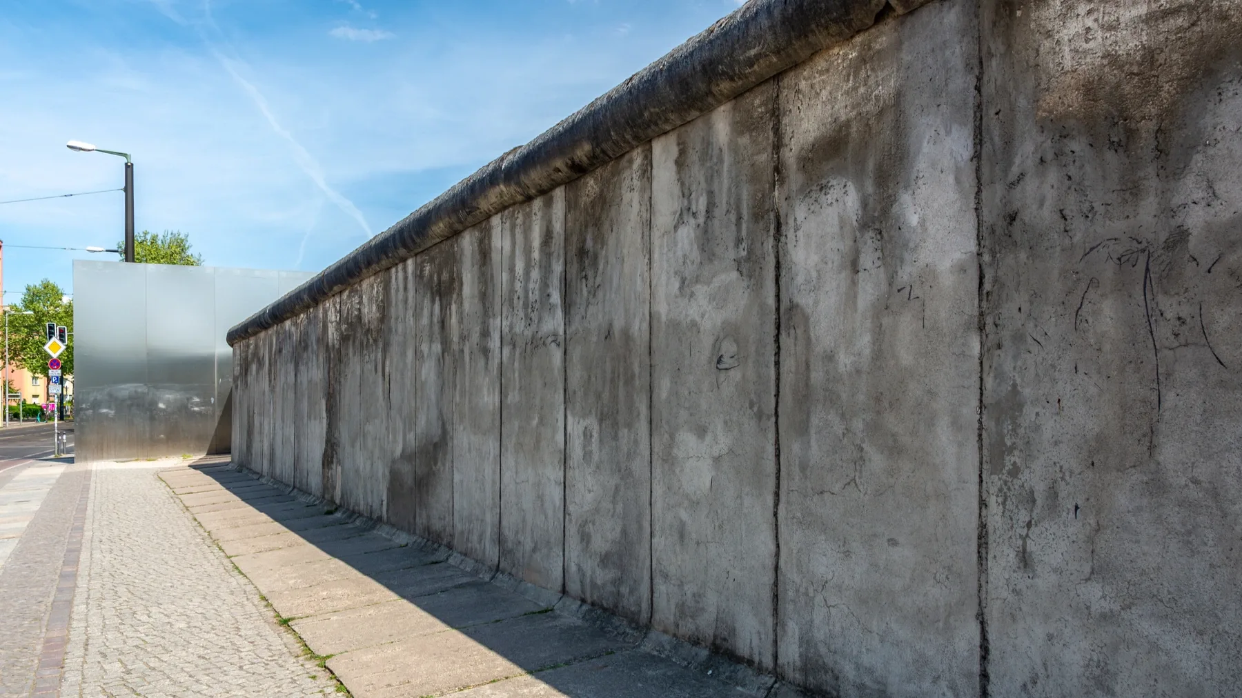 A berlini fal megõrzött betonrésze a Bernauer Strasse mentén A berlini fal megõrzött betonrésze a Bernauer Strasse mentén