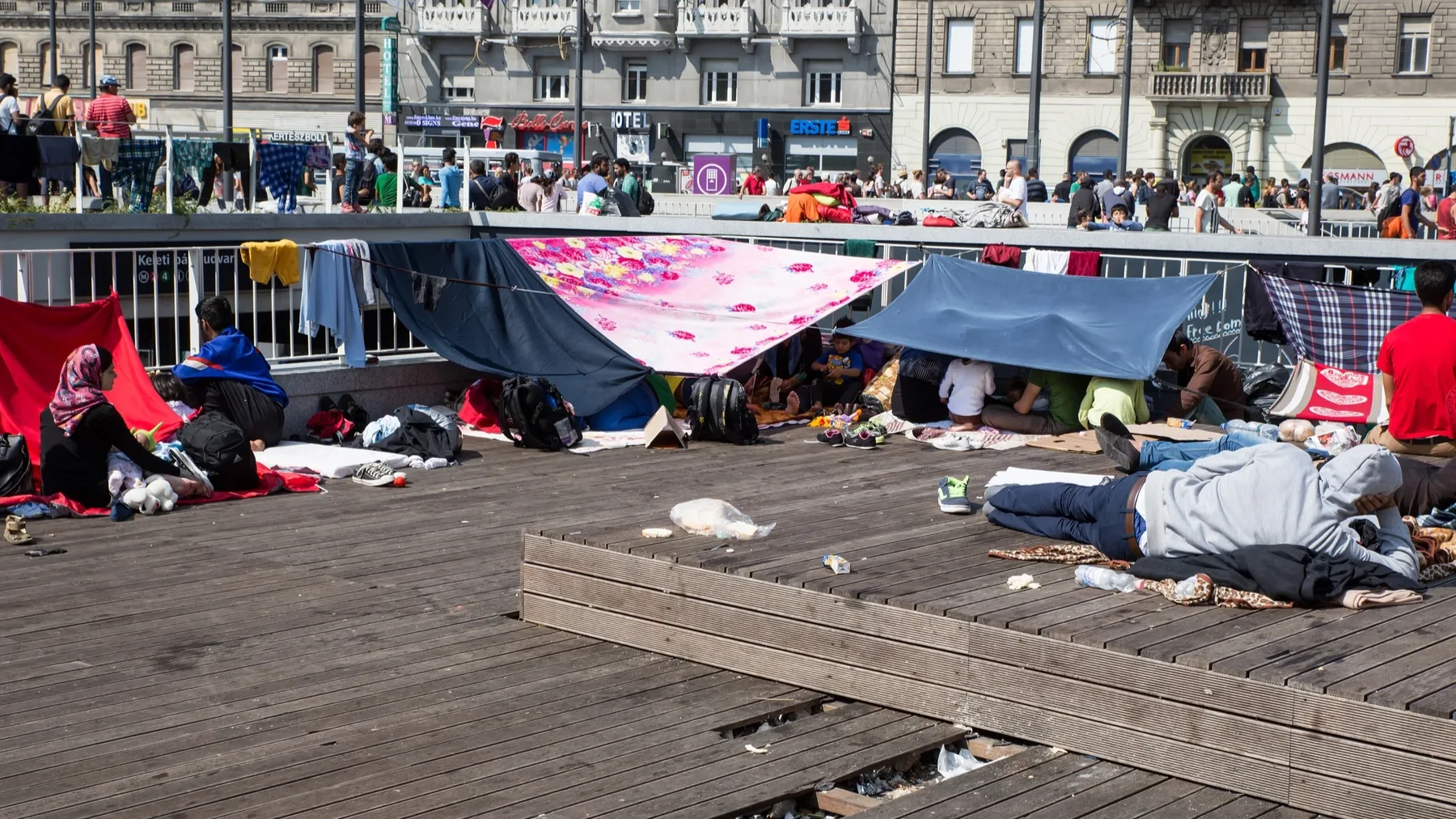 Menekültek a budapesti Keleti pályaudvaron, 2015. szeptember 04-én