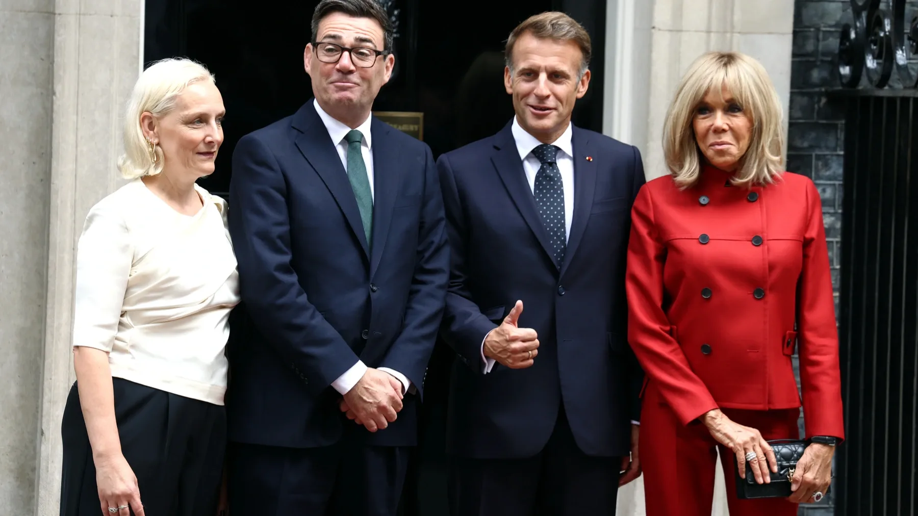 Andy Burnham brit miniszterelnök és felesége a Macron házaspárral