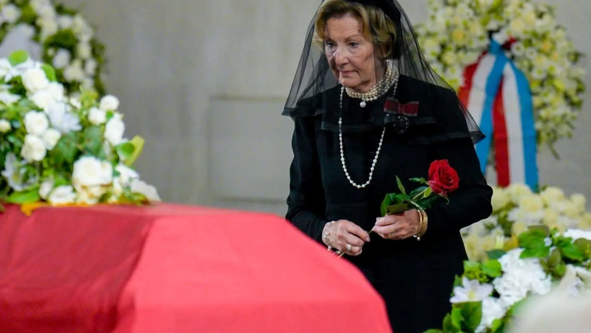 Sonja királyné búcsúzik férjétől, V.Harald királytól Fotó: X.com