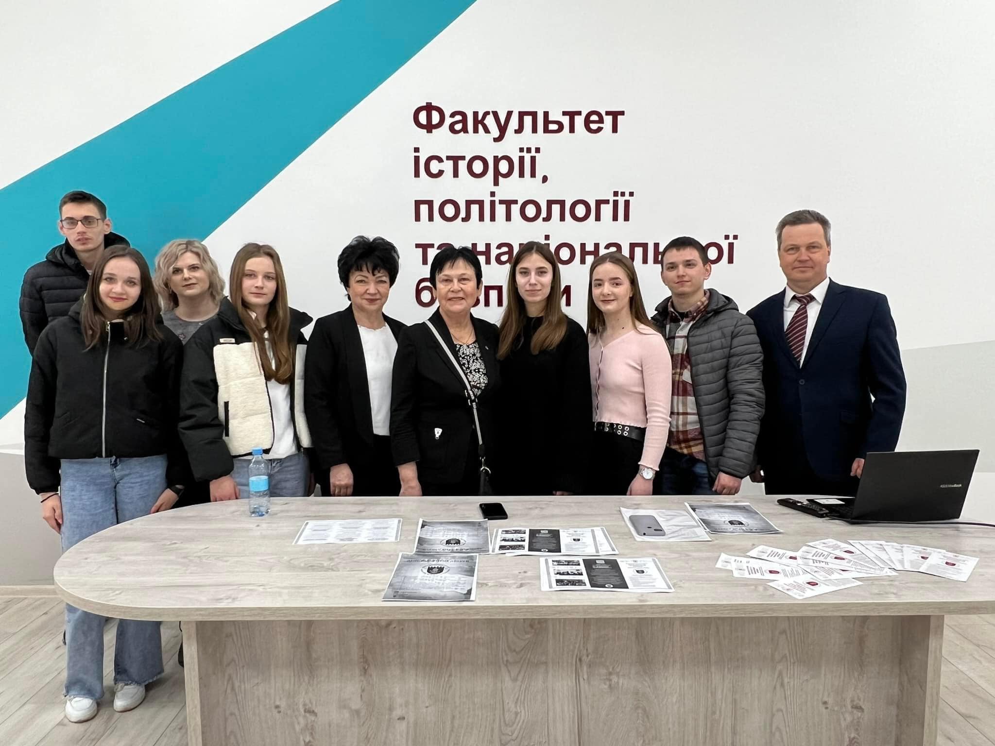 політологи