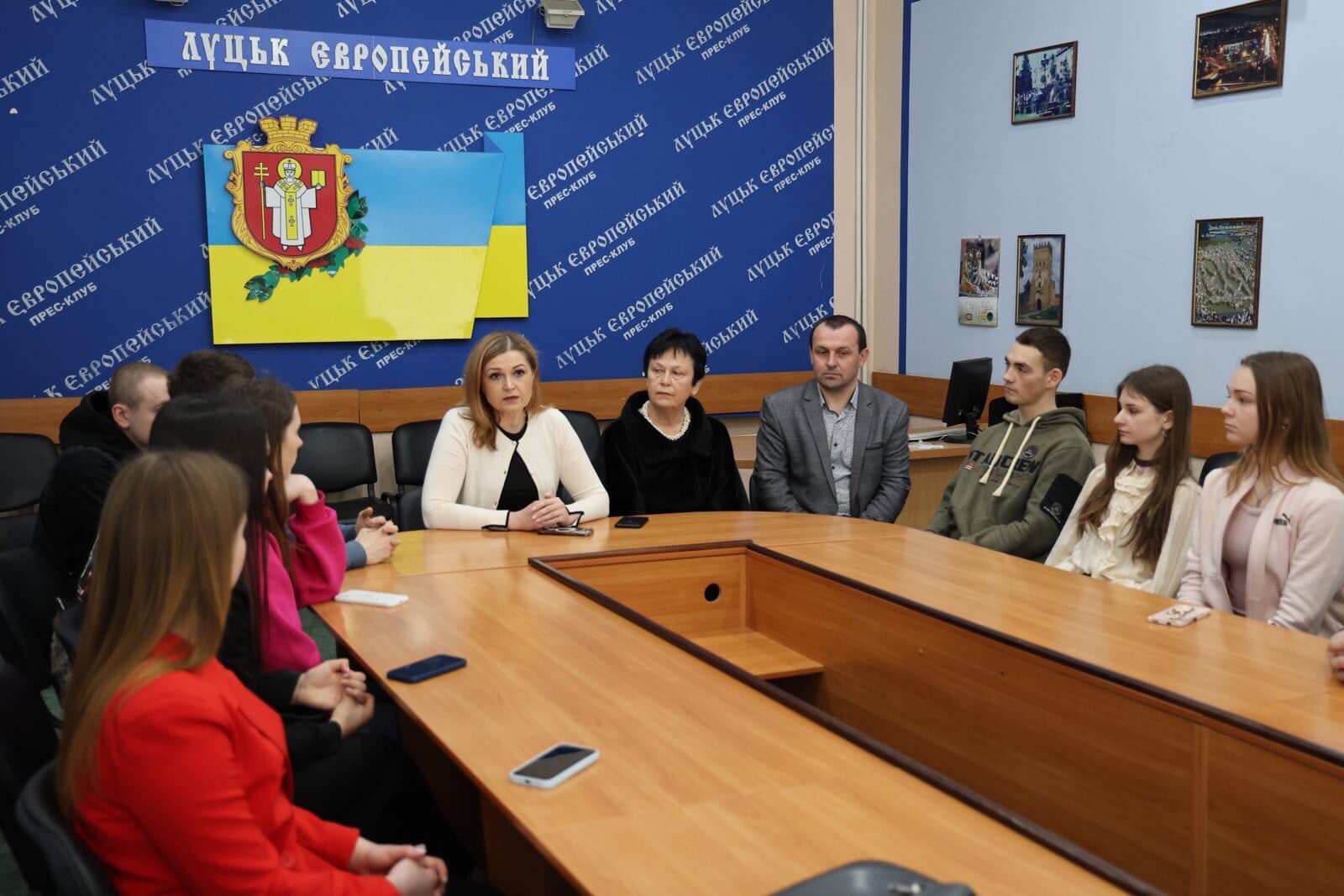 політологи