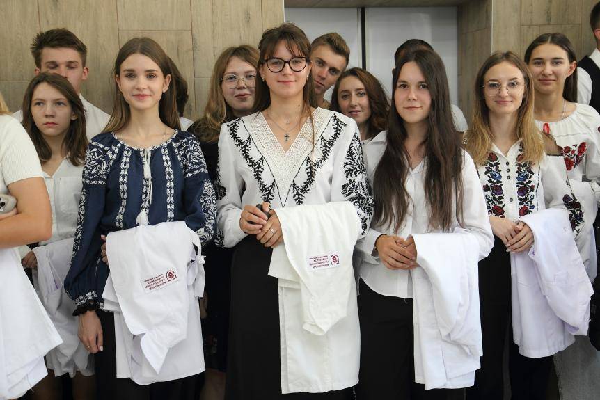  Першокурсники медичного факультету урочисто одягнули білі халати 