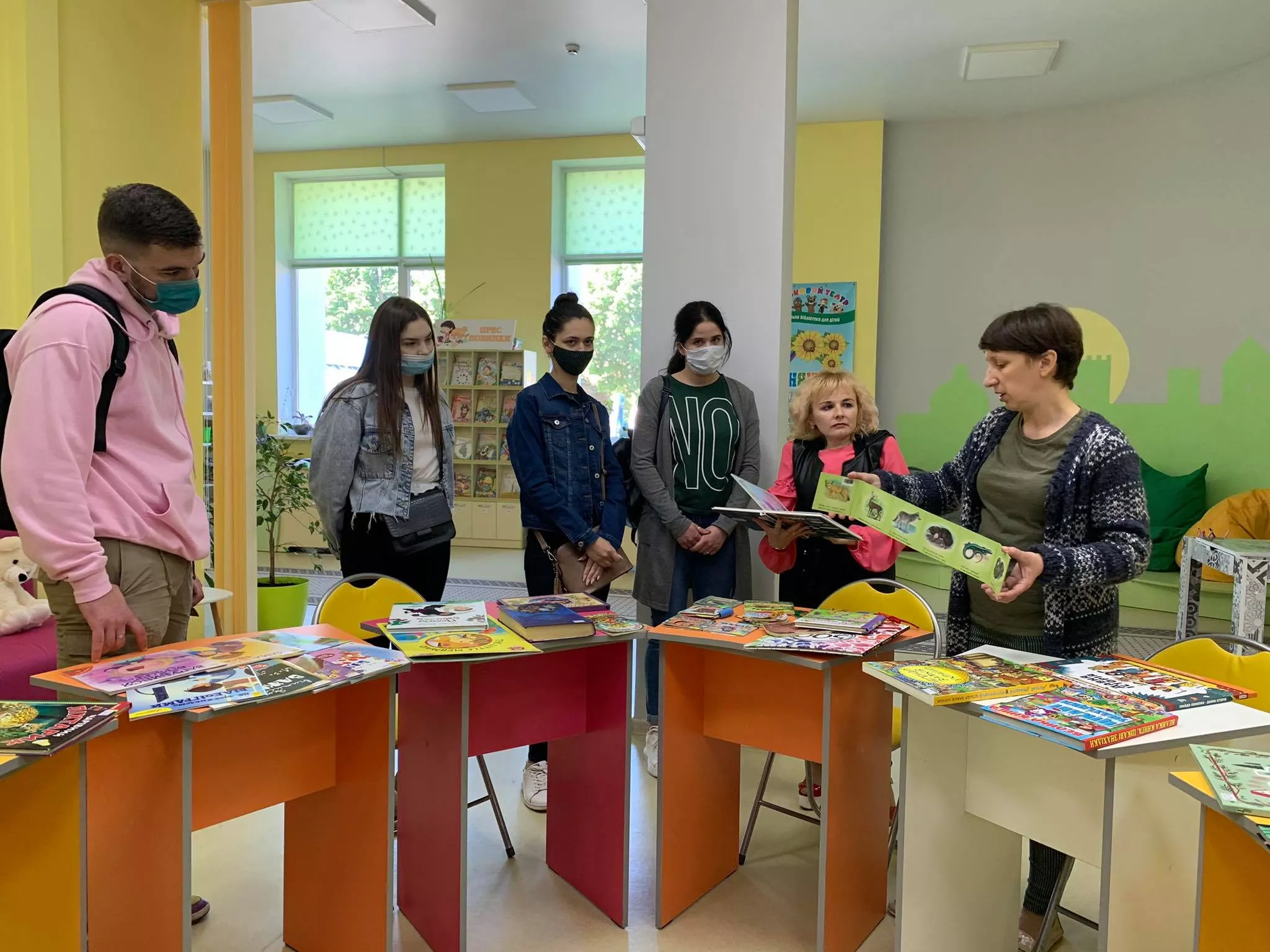 Навчальні заняття для студентів видавничої справи та редагування в бібліотеці-студії