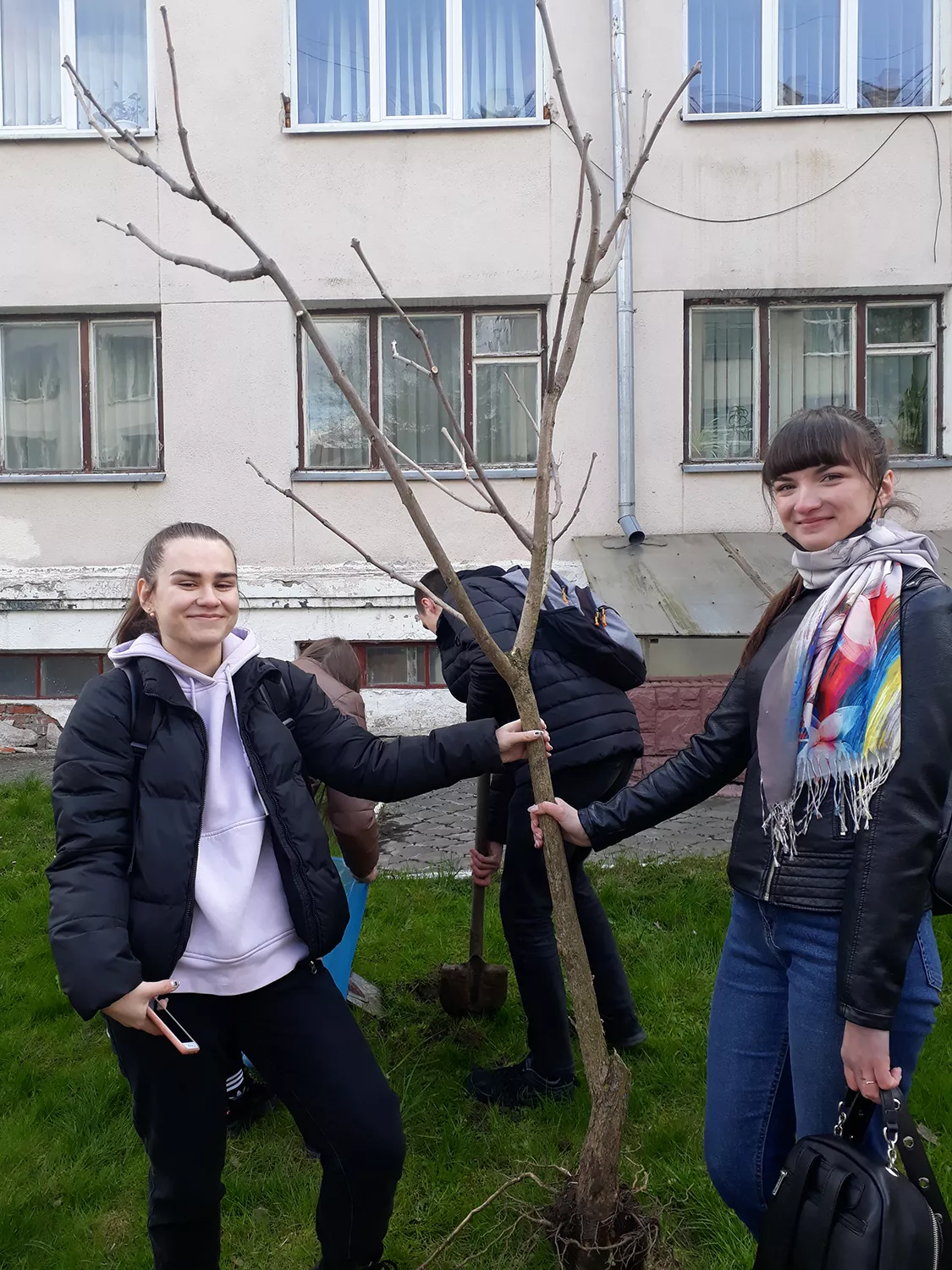 Студенти та викладачі факультету економіки та управління озеленили територію поблизу свого корпусу