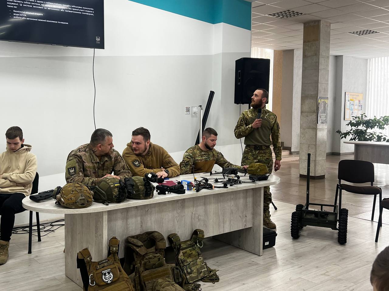 Студенти поспілкувалися із військовими 