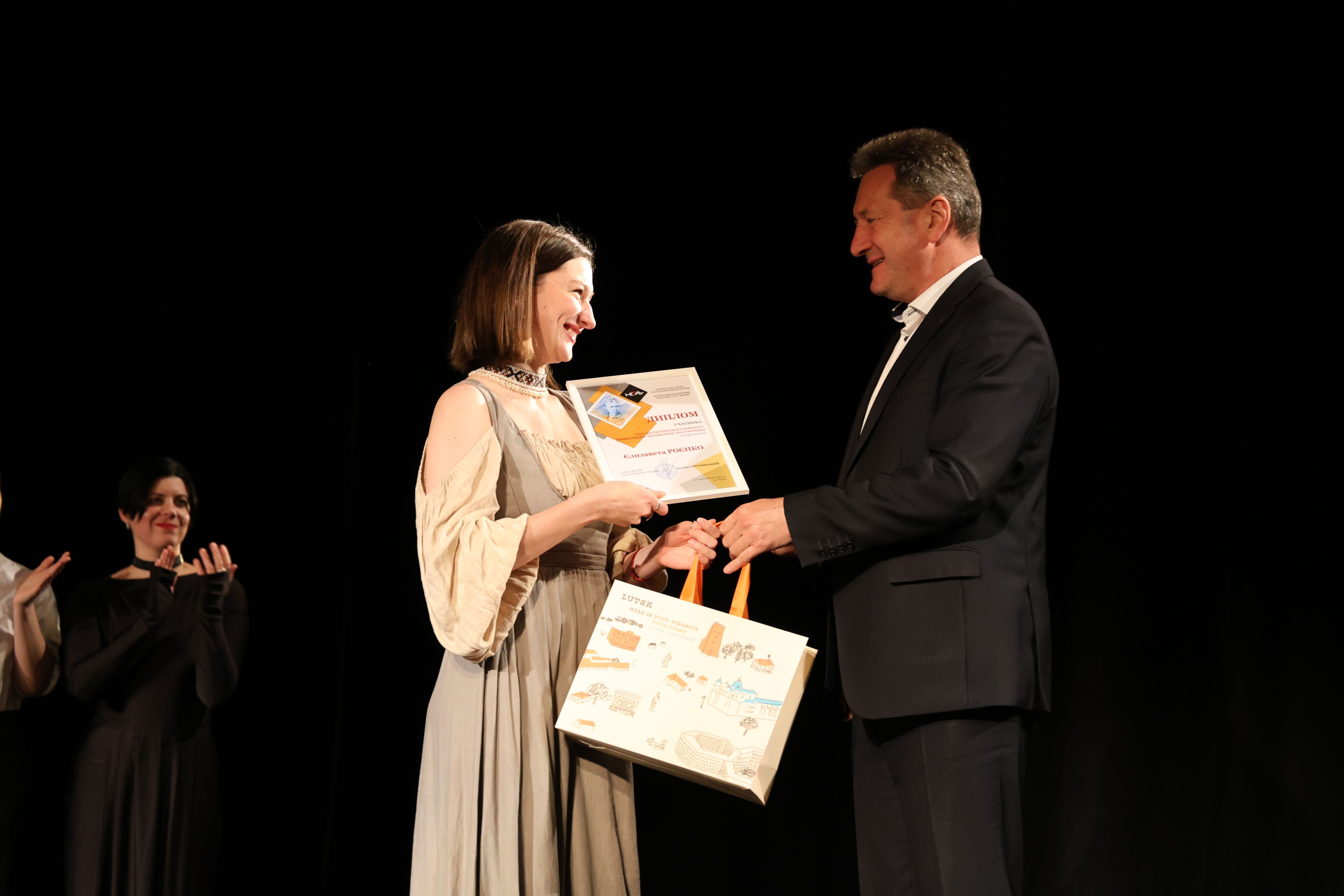 Ректор Університету Анатолій Цьось привітав учасницю Конкурсу читців імені Лесі Українки особливим подарунком