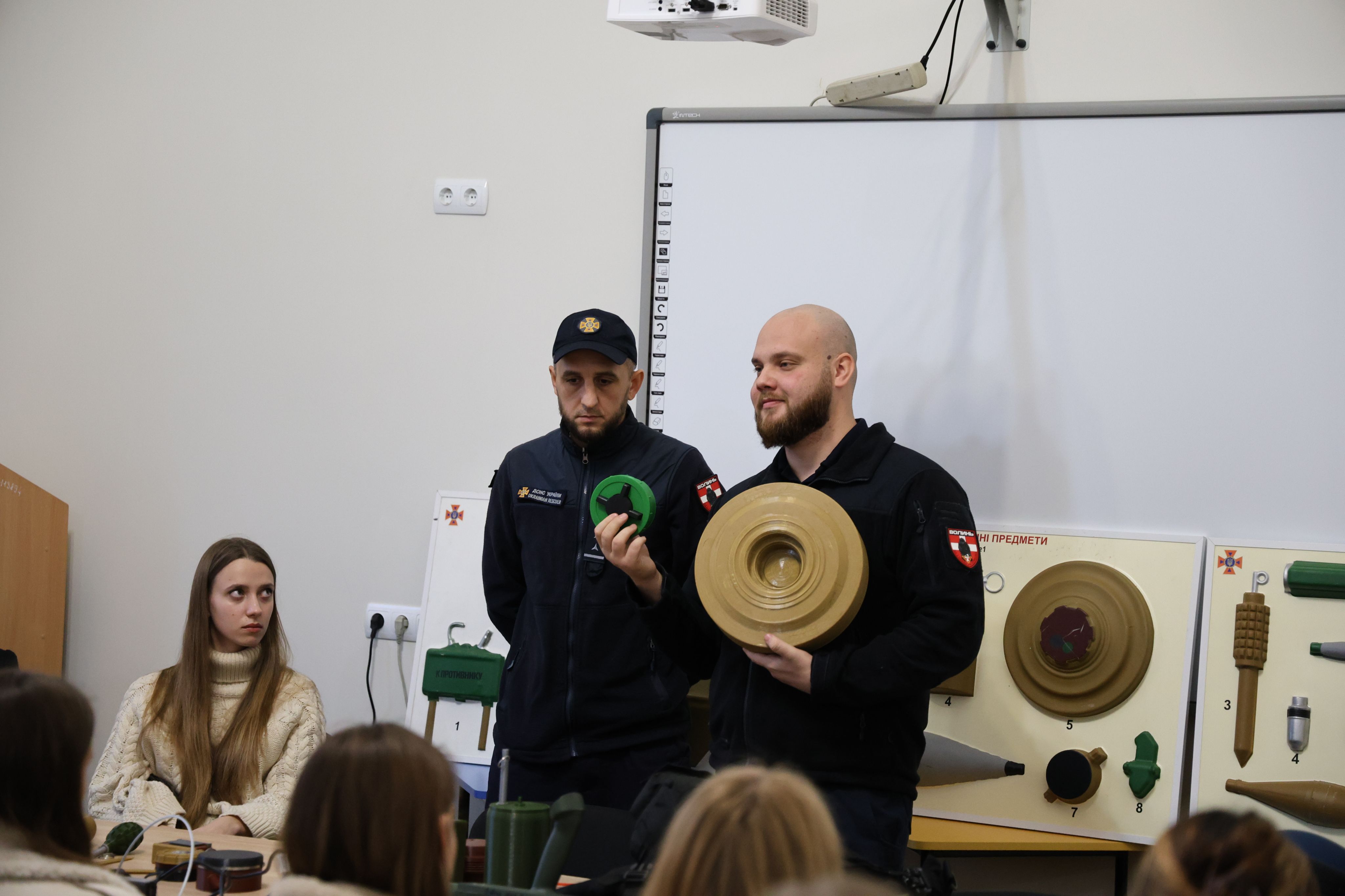 Студенти факультету іноземної філології дізналися, як діяти при виявленні вибухонебезпечних предметів
