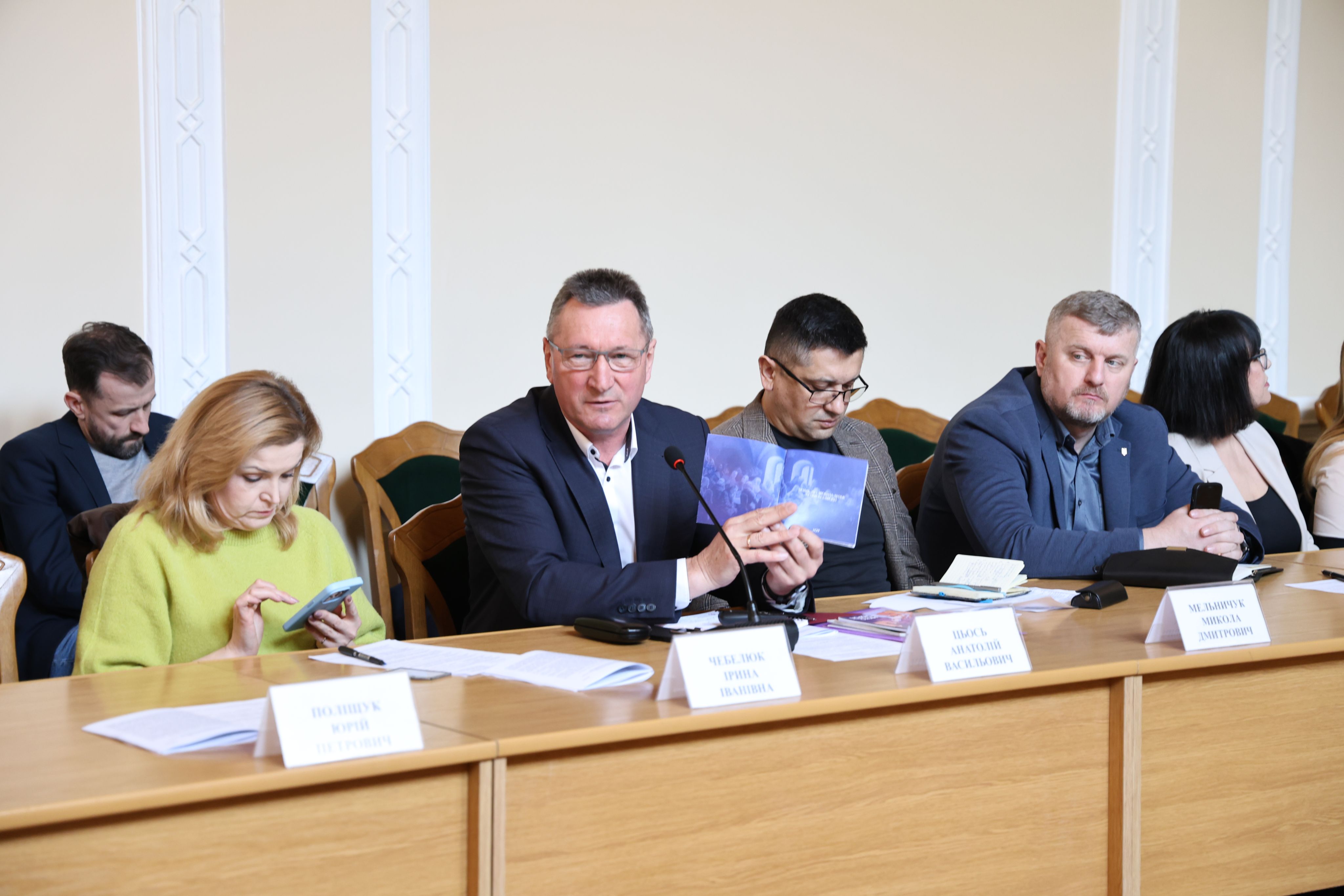 Ректор Анатолій Цьось представив студентські дизайнерські проєкти до 600-річчя з’їзду європейських монархів у Луцьку