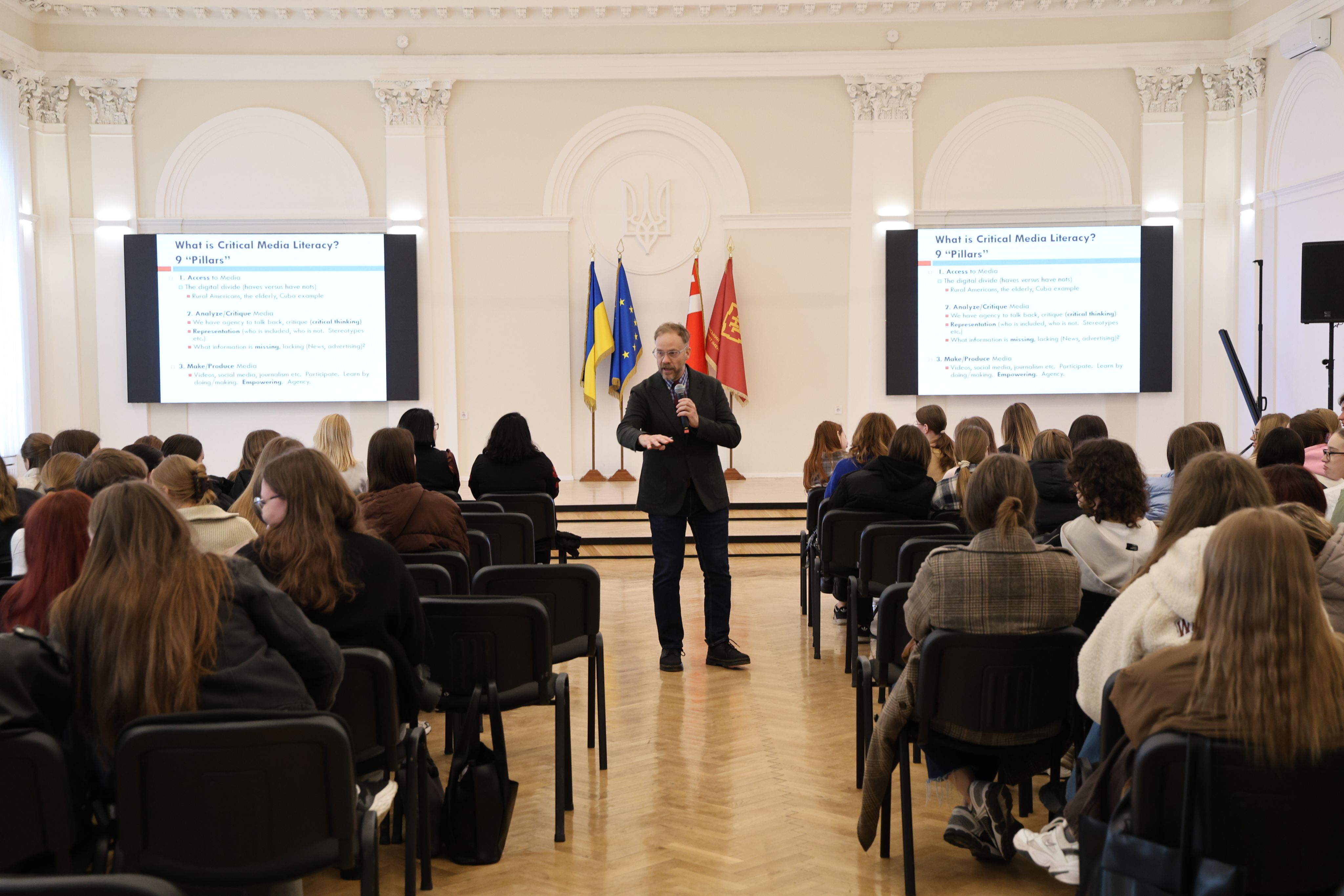Професор Девід Грейкон у ВНУ імені Лесі Українки поділився зі студентами практичними порадами щодо розвитку медіаграмотності 