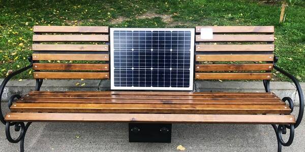 Оголошено закупівлю на паркові лавки із сонячними панелями й акумуляторами