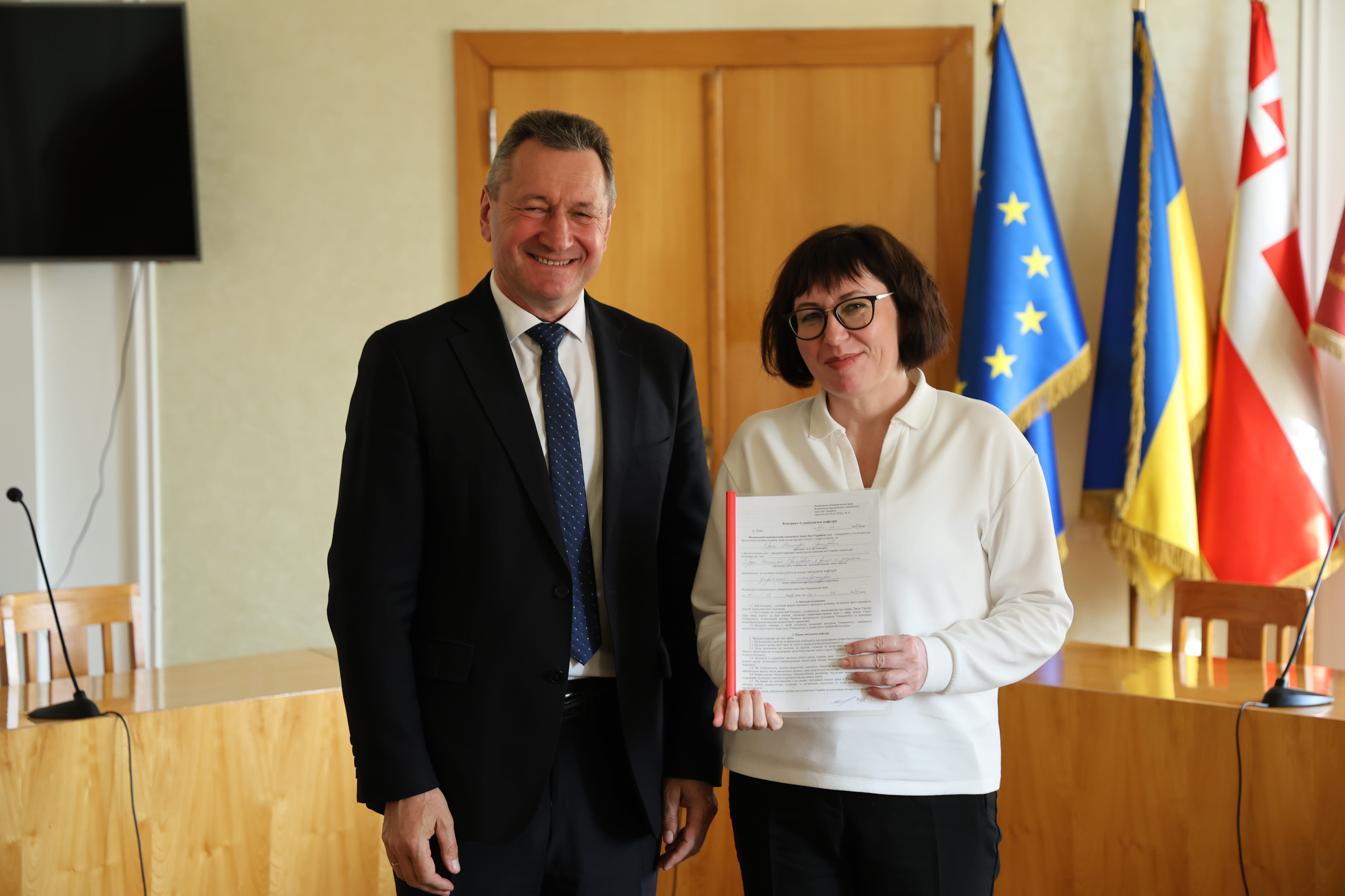 У ВНУ імені Лесі Українки завідувачам кафедр вручили контракти 