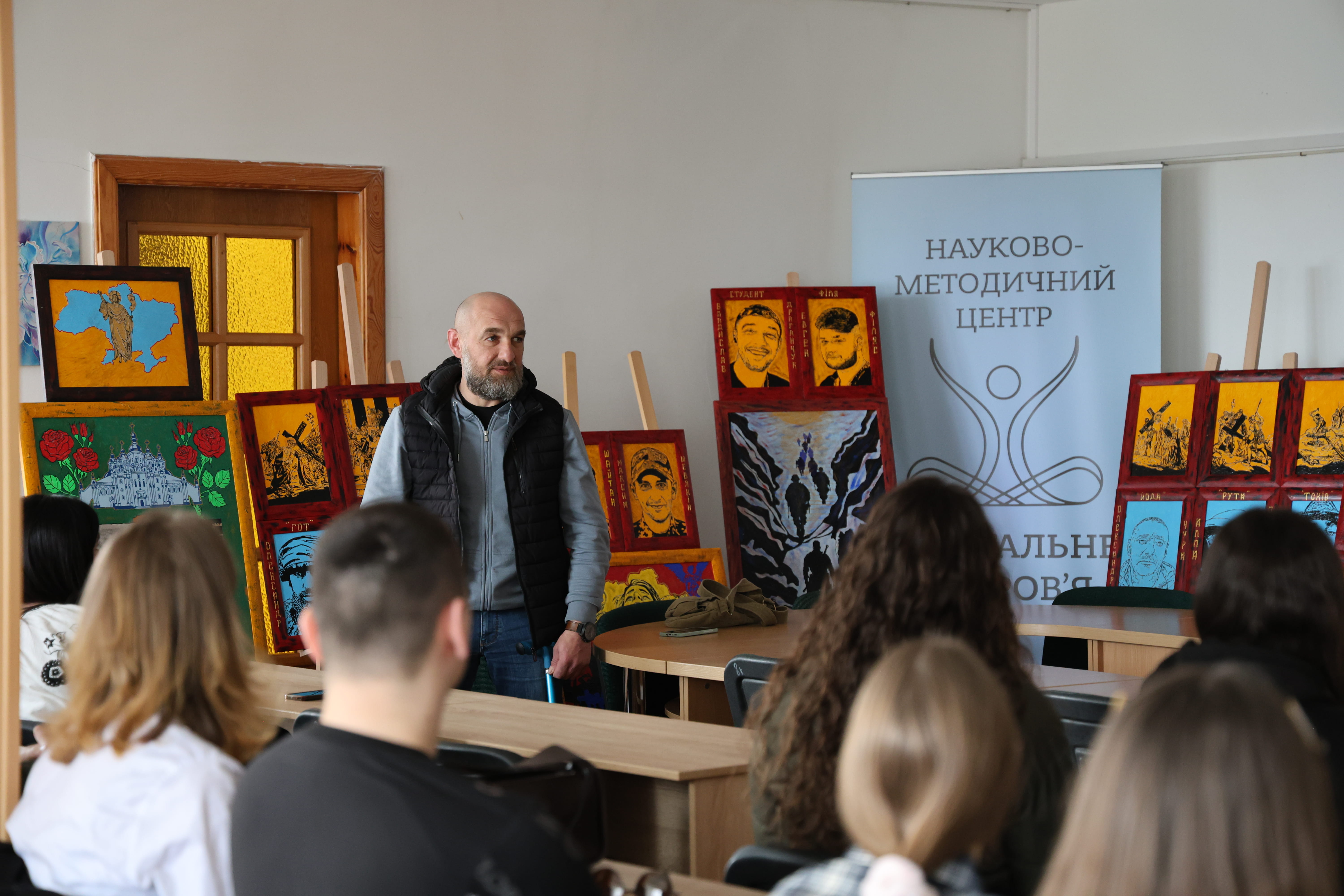 У ВНУ імені Лесі Українки студенти зустрілися із добровольцем та ветераном Русланом Кашаюком 