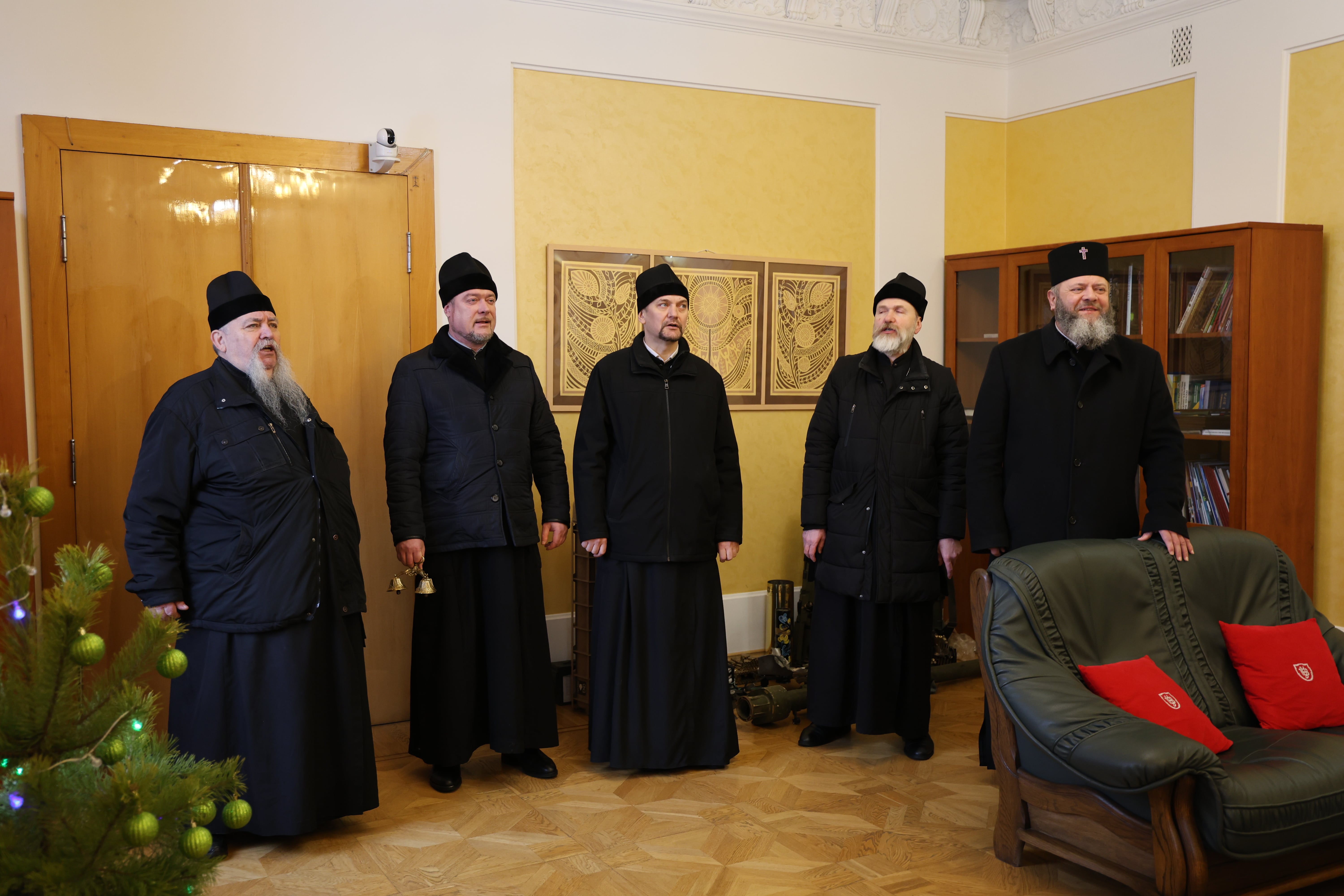 Духовенство на чолі з митрополитом Михаїлом завітали до ВНУ імені Лесі Українки з різдвяною колядою