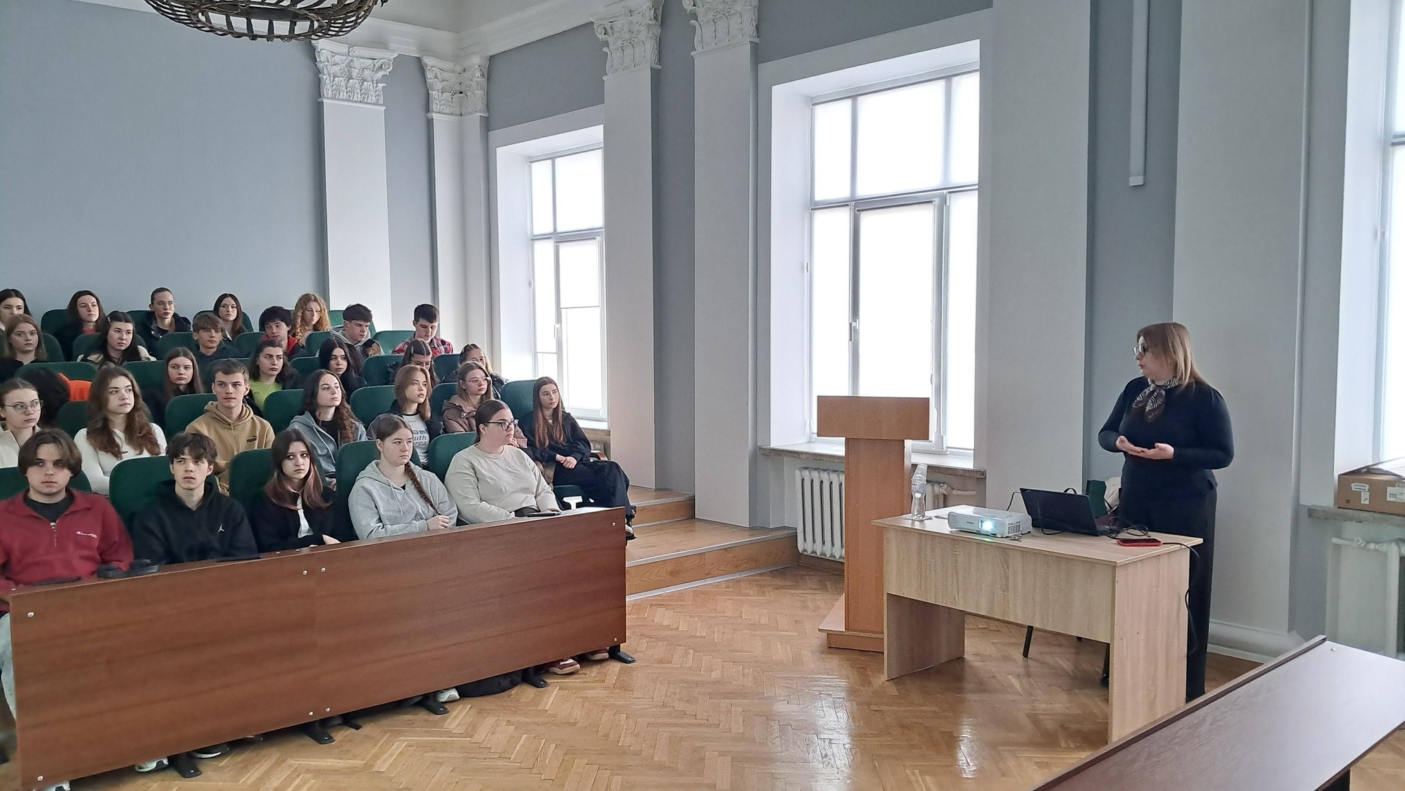 Студенти факультету міжнародних відносин відвідали цикл лекцій Наталії Карпінської щодо інструментів і технік медіації/медіаторів. Під час зустрічі розглядали реальні кейси медіаційних процесів, що дало змогу краще зрозуміти практичні аспекти врегулювання конфліктів. Окрему увагу приділяли нюансам комунікації, зокрема важливості демонструвати учасникам їхню значущість у переговорному процесі, а також прикладам запитань, які допомагають вибудовувати конструктивний діалог. Обговорювали альтернативи укладенню 